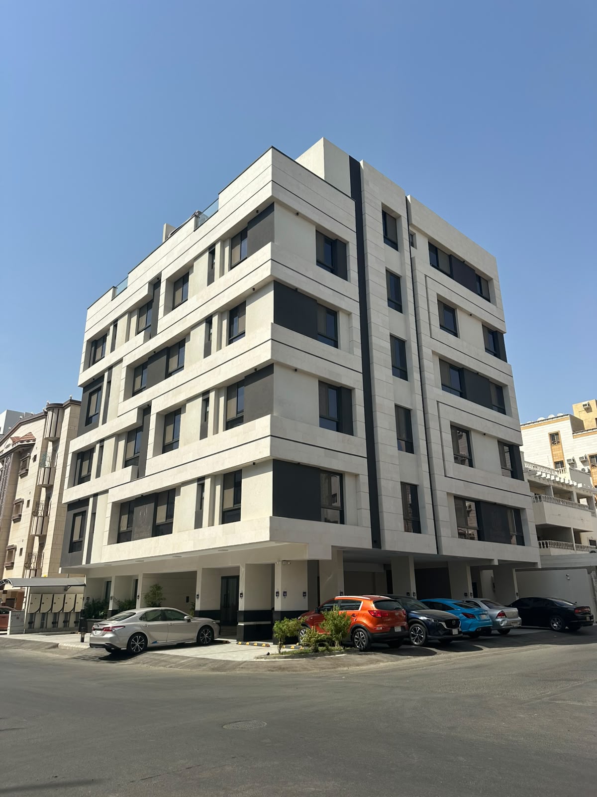 Al Rawdah Residential Building, 16 Apartments & 2 Rooftops near Sari Street, Jeddah